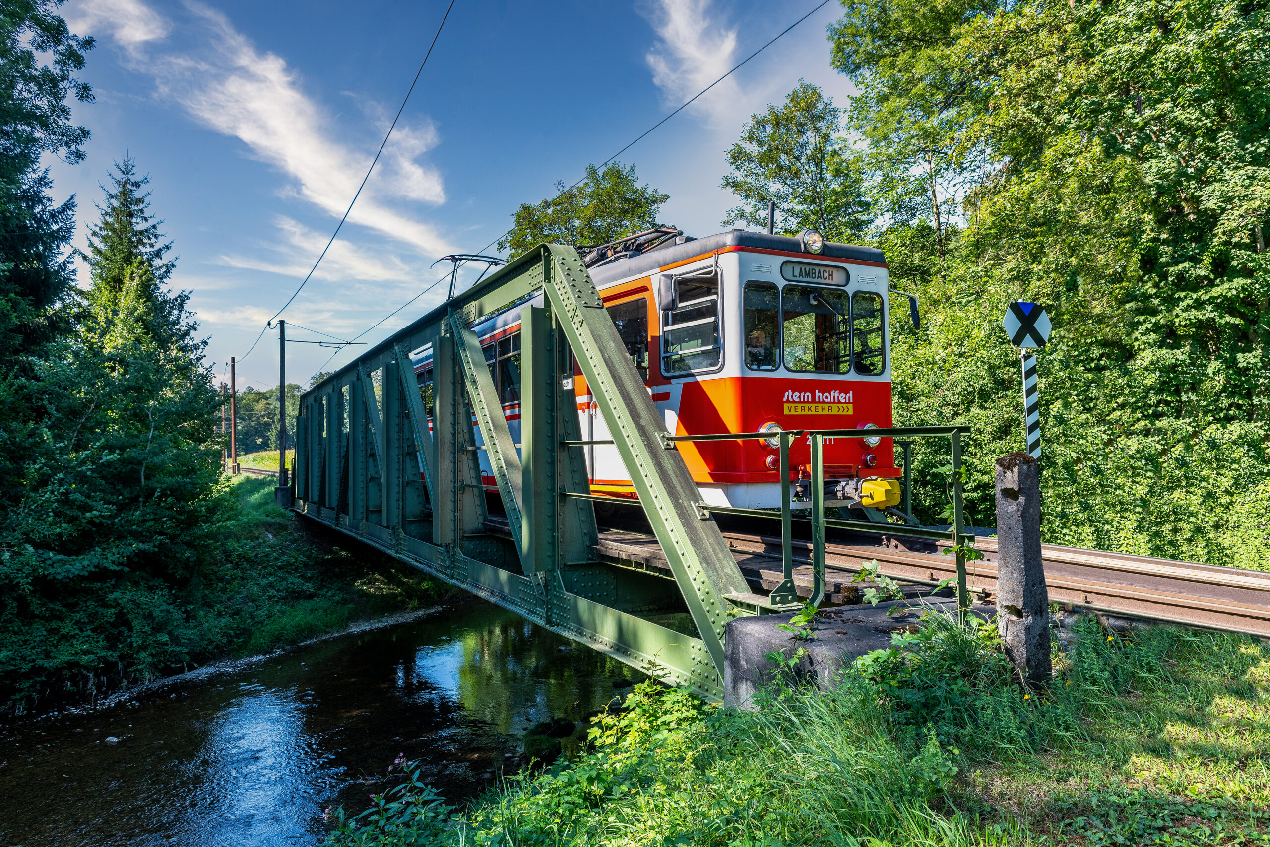 Die Vorchdorferbahn fährt über eine Brücke